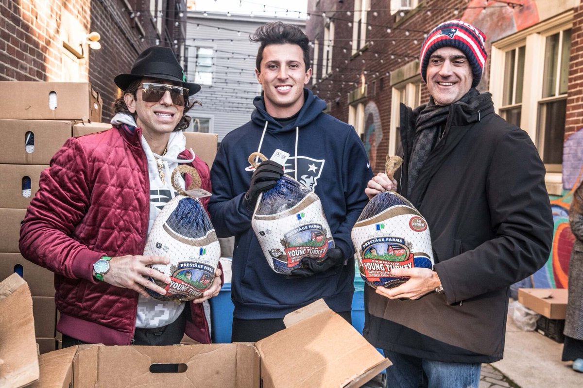 seanstellato's tweet image. Back home in 01970 and grateful. Proud to team up with my paisan @tommydevito and Marc T for this year’s turkey drive. Honored to give back, support the Salem Food Pantry, and serve the city that helped raised me. 
#NoBackingDown #StellatoSports #ThanksgivingDrive #GiveBack