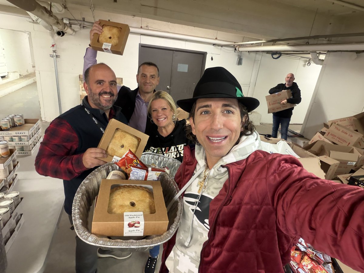 seanstellato's tweet image. Back home in 01970 and grateful. Proud to team up with my paisan @tommydevito and Marc T for this year’s turkey drive. Honored to give back, support the Salem Food Pantry, and serve the city that helped raised me. 
#NoBackingDown #StellatoSports #ThanksgivingDrive #GiveBack