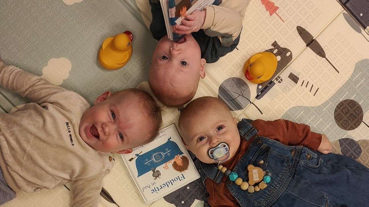 'Onderzoek laat zien dat vroeg beginnen met voorlezen de taalontwikkeling enorm versterkt': De BabyBieb: lezen met je kleintje debunschoter-online.nl/algemeen/onder…