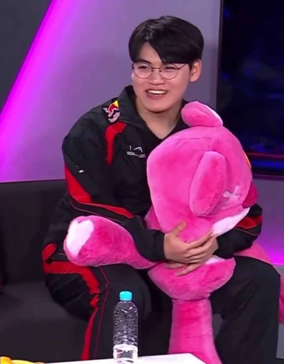 guminglee's tweet image. ㅇㅈ
쿨톤이어서 핫핑크가 잘어울리고 반깐도 최상으로 예뻤던..