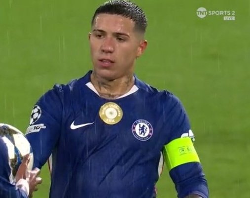 thisis_cfcj's tweet image. Enzo Fernandez isn&apos;t used to wearing shirts with no gold badge, it affects him mentally.