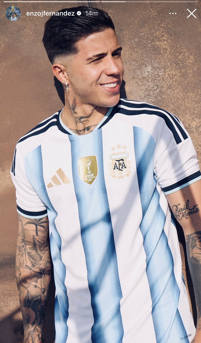 thisis_cfcj's tweet image. Enzo Fernandez isn&apos;t used to wearing shirts with no gold badge, it affects him mentally.