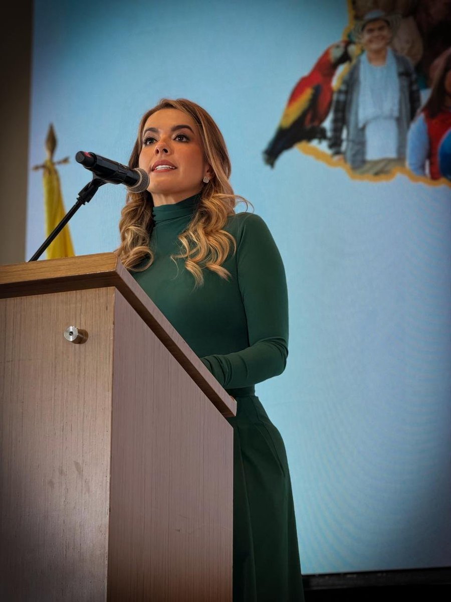 CronicasDeRafa's tweet image. La derecha está desesperada porque Sandra Viviana Cadena, Superintendente del Subsidio Familiar, no solo redistribuyó $50.000 millones que llevaban más de 10 AÑOS guardados:
Los convirtió en 1.250 subsidios de vivienda para familias urbanas y rurales.
Firmó convenio con la UIAF…