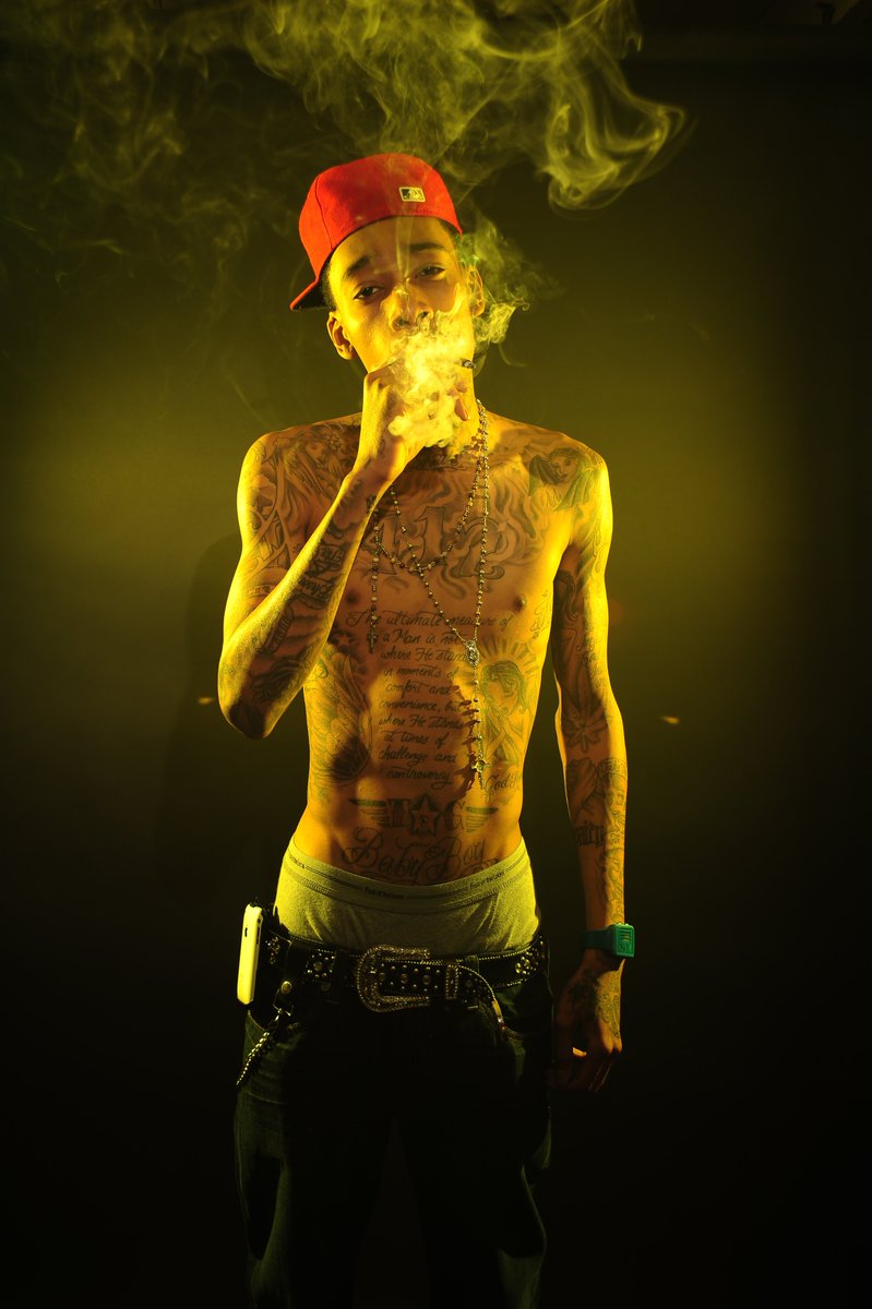 RostrumRecords's tweet image. 18 years ago Wiz Khalifa dropped ‘Prince Of The City 2’ feat. appearances by Chevy Woods and S. Money 🔥🔥 #wizkhalifa #mixtape #pittsburgh #rap