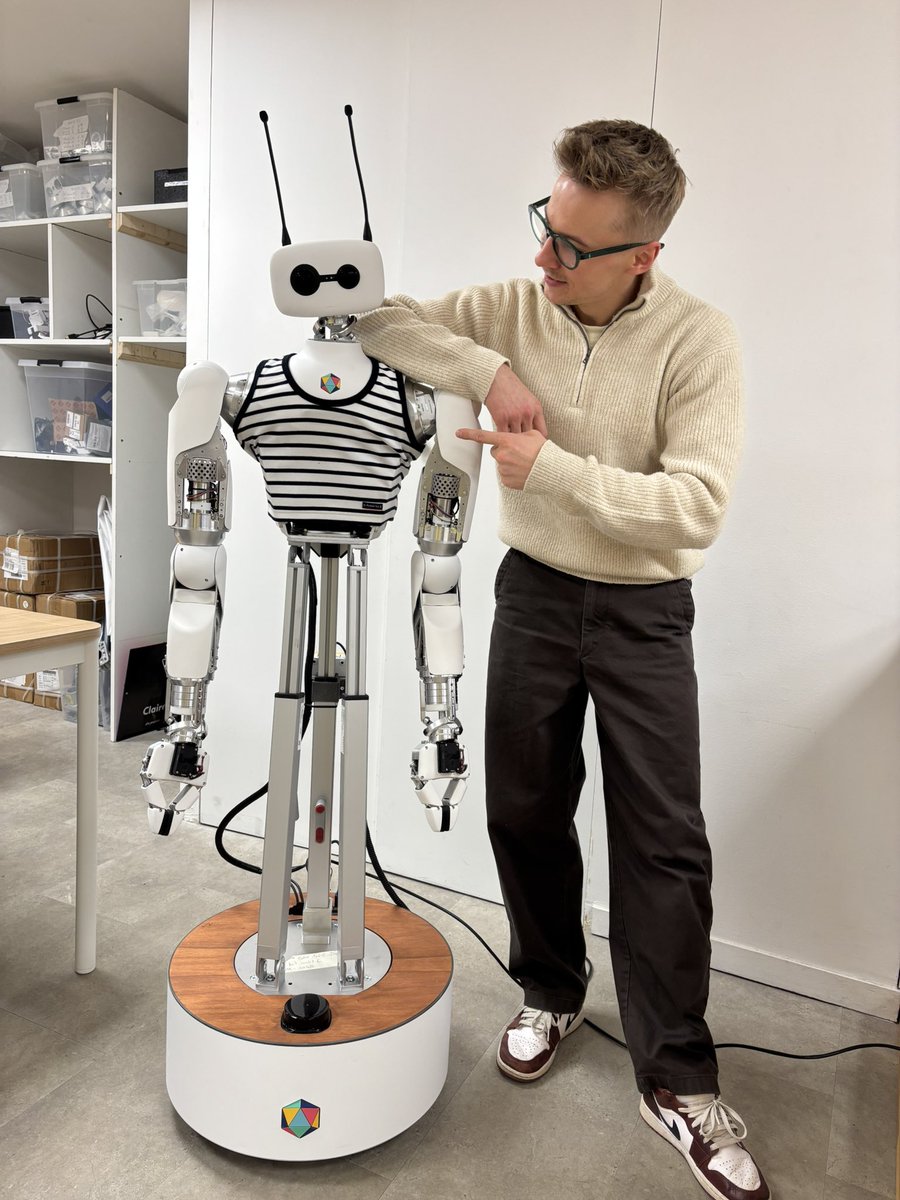 lukas_m_ziegler's tweet image. just met reachy that is making robotics accessible for everyone 

visiting @pollenrobotics to see what they are cooking, and how @huggingface democratises building AI for robots 

stay tuned 🔥

thanks @ClementDelangue and team for pushing open-source approach so builders can…