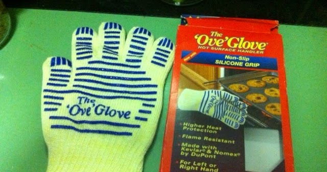 BuyOvenGlove's tweet image. Don't fry without flyin' protection: Ove Glove stops burns in their tracks. Crispy results, happy hands. Grab one! #Cooking #DeepFry #FriedGoodness