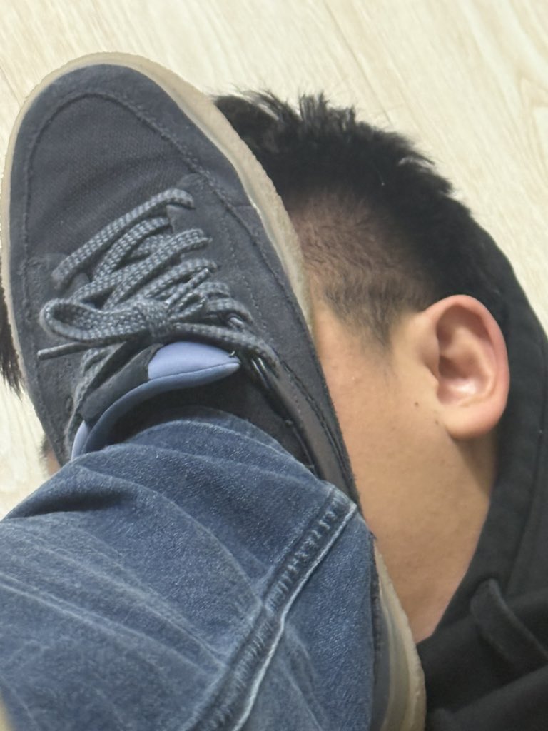 lborooooo's tweet photo. 好久没踩地毯了，舔完鞋底把鞋蹭干净 https://t.co/wx9vKZNh2O