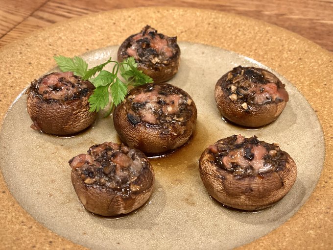 マッシュルームの生ハム詰めローストがウマすぎてワインがハイペースになってしまった
カンパチのカルパッチョも柚子が効いてて最高 