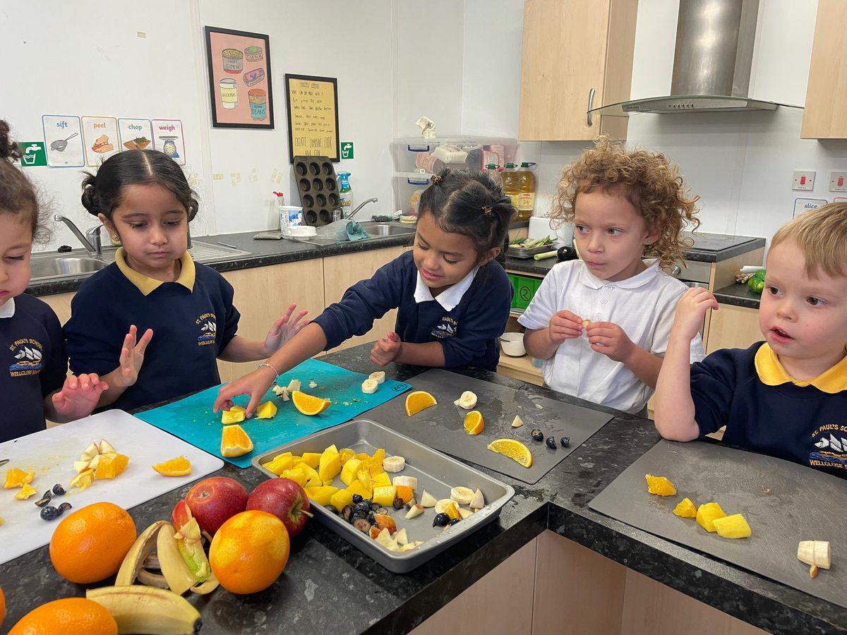StPaulsCESchool's tweet image. Reception class made some delicious fruit salads in our kitchen pod! It was great fun and we learn so much about what makes a healthy balanced diet. 
Thank you @ReynoldsFood @MrsGreengrocer #cooking #jamieoliver #reception #nursery #earlyyears