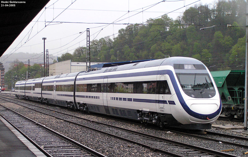 120-004 con la decoración de origen al poco de salir de fábrica y en pruebas estacionado en Beasain en abril de 2005 foto de U.T.209 #Renfe #caf #beasain #ferrocarril #tren #train #trenni