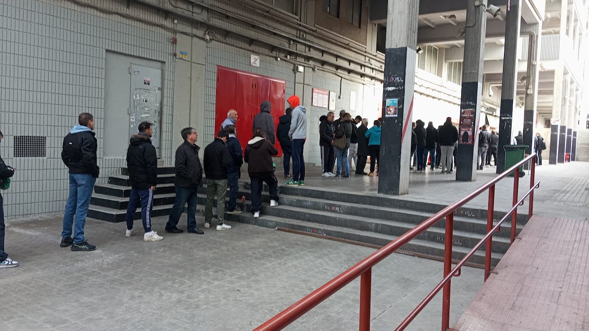 ✈️ Rayo Vallecano fans are preparing a massive invasion of Bratislava ✈️.

Over 1000 tickets vanished in five hours today as fans queued since dawn. It is set to be a historic turnout for the Conference League clash next Thursday. 🎫

Vallecas is taking over Europe. 🌍