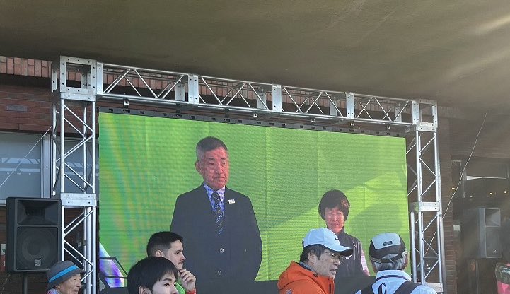 jorienteering's tweet image. 🇯🇵東京2025デフリンピック

11月20日 競技舞台の表・裏

運営から届いた写真を紹介します🌟

📸競技前の三宅選手、丘村選手、上園選手
📸ライブリザルトとGPSトラッキングで競技中の選手の安全を見守っています
📸表彰式アナウンスの手話を大型スクリーンに表示
📸拍手の手話で栄誉を讃えます