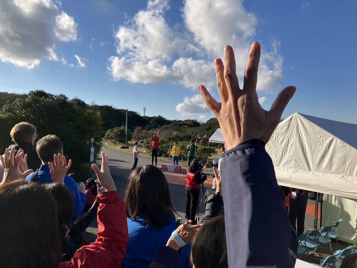 jorienteering's tweet image. 🇯🇵東京2025デフリンピック

11月20日 競技舞台の表・裏

運営から届いた写真を紹介します🌟

📸競技前の三宅選手、丘村選手、上園選手
📸ライブリザルトとGPSトラッキングで競技中の選手の安全を見守っています
📸表彰式アナウンスの手話を大型スクリーンに表示
📸拍手の手話で栄誉を讃えます