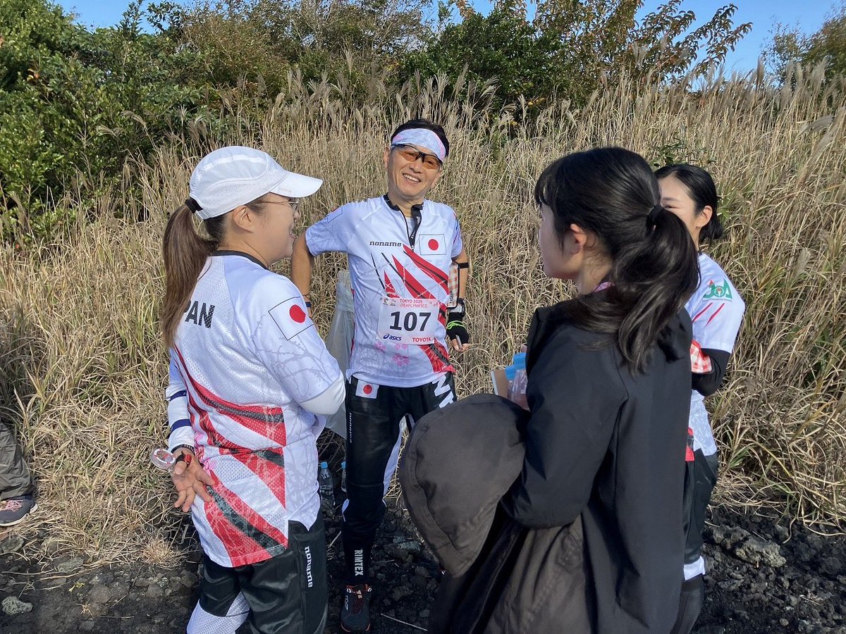 jorienteering's tweet image. 🇯🇵東京2025デフリンピック

11月20日 競技舞台の表・裏

運営から届いた写真を紹介します🌟

📸競技前の三宅選手、丘村選手、上園選手
📸ライブリザルトとGPSトラッキングで競技中の選手の安全を見守っています
📸表彰式アナウンスの手話を大型スクリーンに表示
📸拍手の手話で栄誉を讃えます