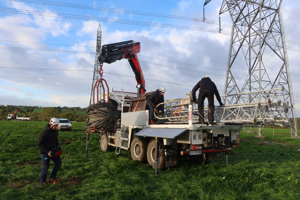 Suite aux intempéries en juin dans l’#Allier les salariés de <a href="/rte_france/">RTE</a> restent pleinement mobilisés ! Déjà une ligne électrique 400 000 volts remise en service ⚡. Les travaux se poursuivent pour restaurer l’ensemble des lignes électriques endommagées.
Bravo aux équipes ! 👏