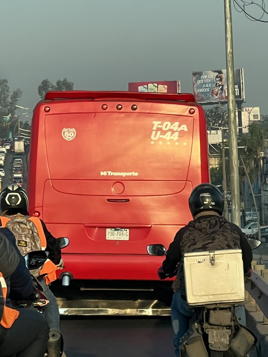 ruckolas's tweet photo. @JaliscoVial esta unidad de transporte publico, se subio a los pasos a desnivel de Lazaro Cardenas https://t.co/eLfluLyeR8