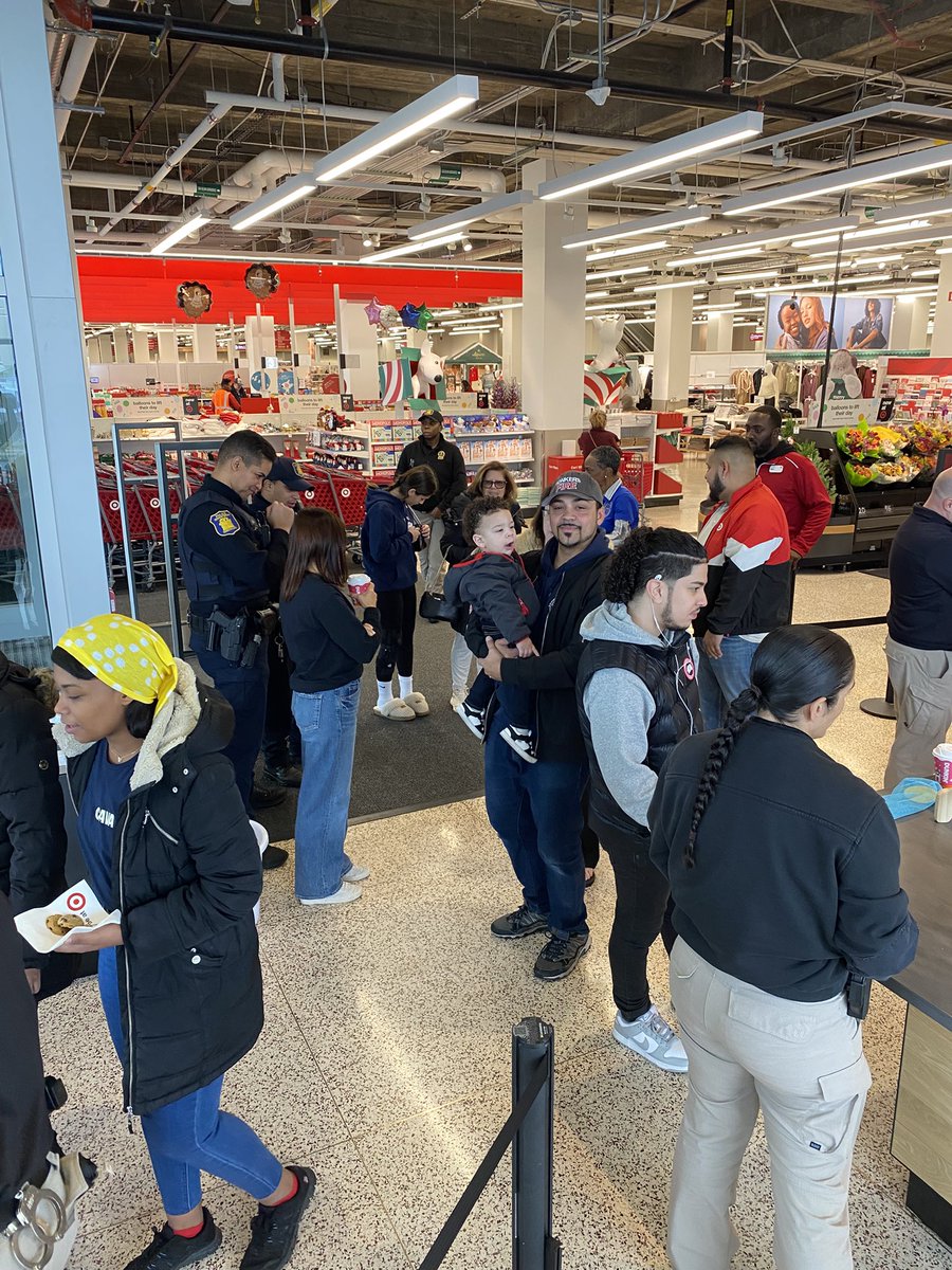 A few of our 2nd Precinct Officers has the pleasure of joining the Community Affairs Division and Target at their Coffee with a Cop event yesterday.