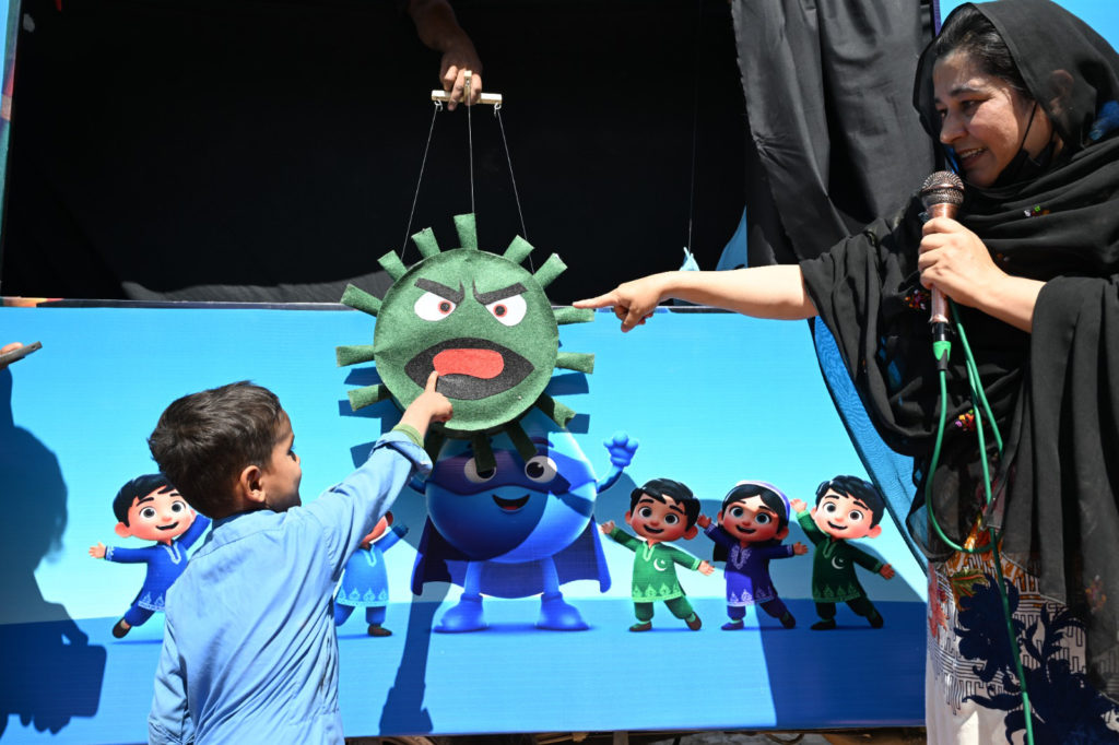 zz_Arianne_zz's tweet image. パキスタンのバロチスタン州クエッタで開催されたポリオ・キャラバンの人形劇は平凡な街並みを活発な学びの空間へと変貌させました。
#polio #Pakistan #puppet #