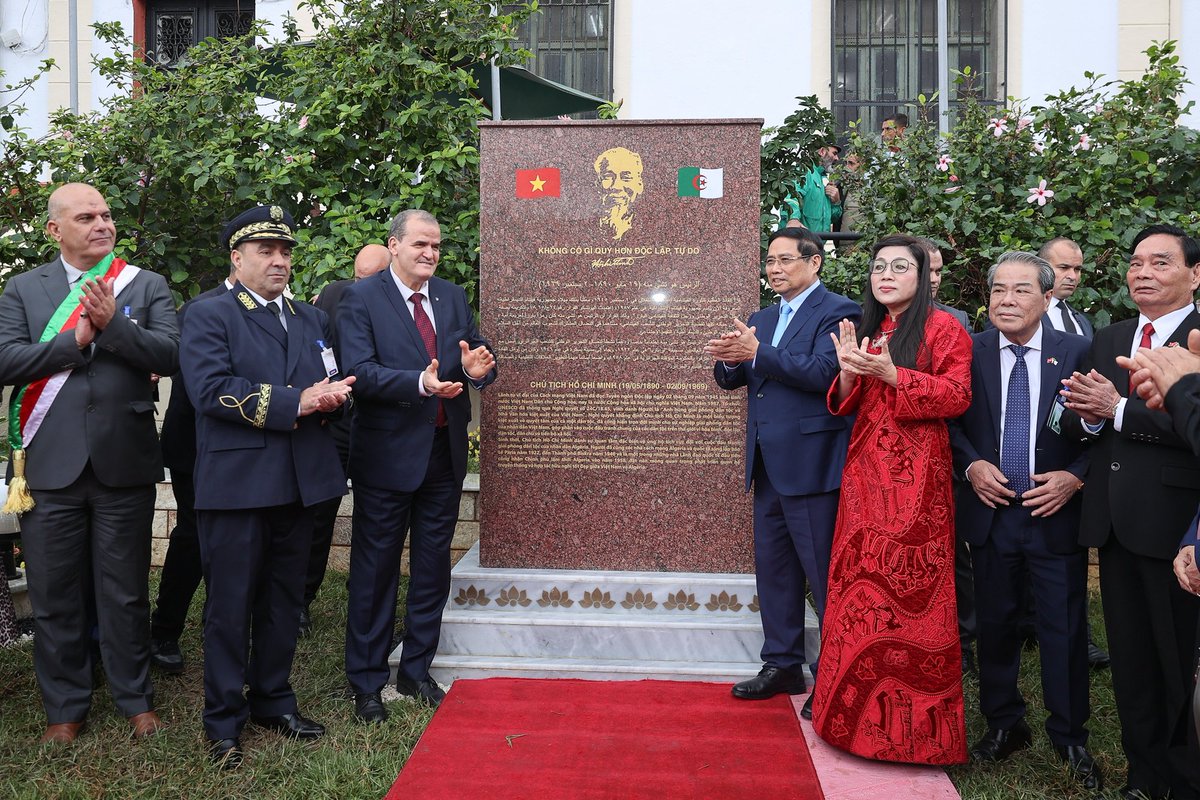 LonelyPAVN's tweet photo. Prime Minister Phạm Minh Chính and Minister of Trade and Export Promotion of Algeria Kamel Rezig at the inauguration ceremony of memorial stele of President Ho Chi Minh, Algiers https://t.co/RYPBp2INKL