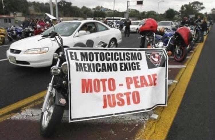 IbarraMiguelMx's tweet photo. Hola @PaolaRojas El motociclismo nacional se manifestará en las casetas del país el 7 de diciembre buscando un #MotoPeajeJusto ya hay iniciativa en @Mx_Diputados gracias a @CesarAgustinH buscamos solo lo justo #MotoPeaje25% https://t.co/o68nk28dvX