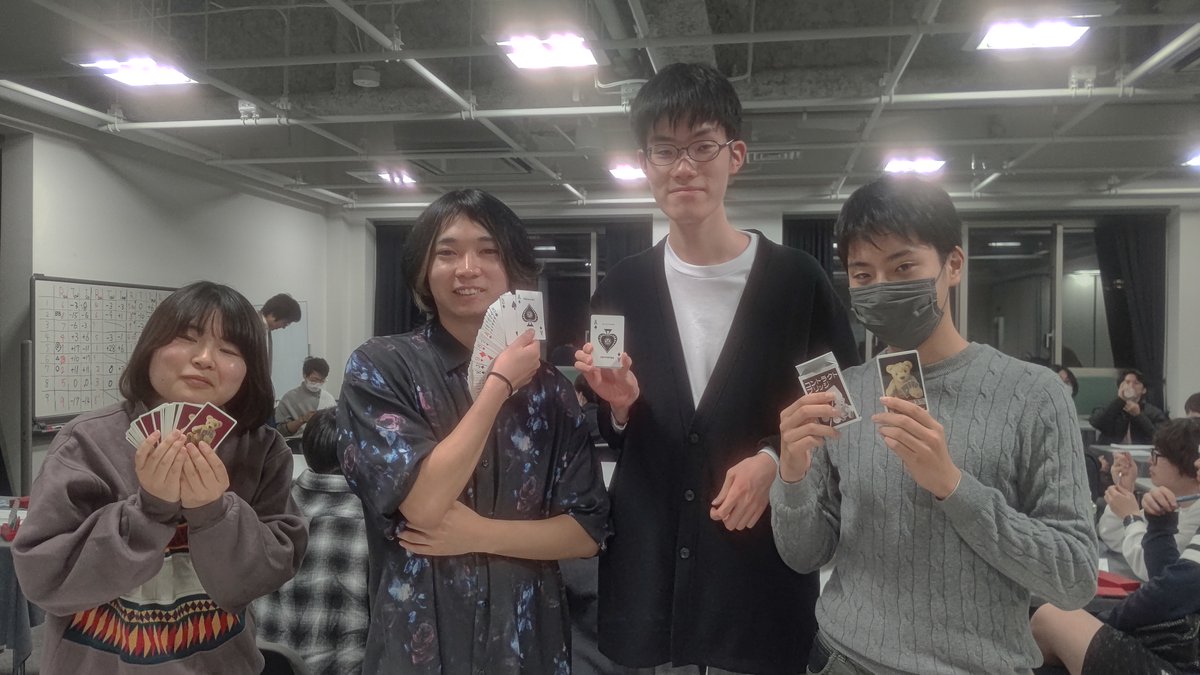 早稲田大学「コントラクトブリッジで学ぶ数理科学入門」最終日  秋クォーター最終日は恒例の試合。今年は初めてスイス戦に挑戦。９チームが３ボードｘ４ラウンドに挑戦しました。習ったことは忘れていても、両サイドでスコアを合わせて競うことには面白さを感じてくれた  ...