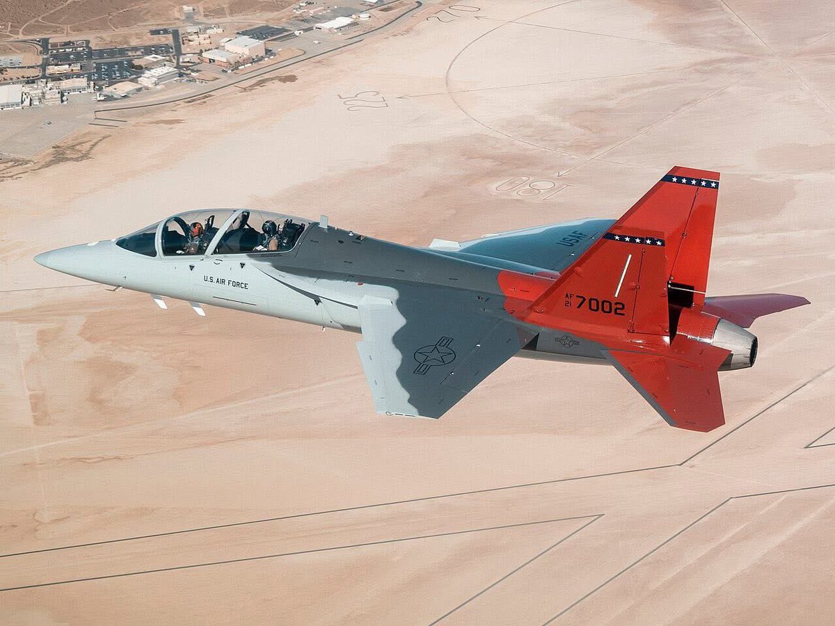 🇬🇧🇺🇸🇸🇪 Boeing, Saab and BAE Systems are proposing the T-7A Red Hawk as the UK’s replacement for its troubled Hawk fleet, set to retire by 2030. A UK final assembly line and training facility are planned if selected. #T7A #RAF #Boeing #Saab #BAESystems 

📸: Ian Harding / DVIDS