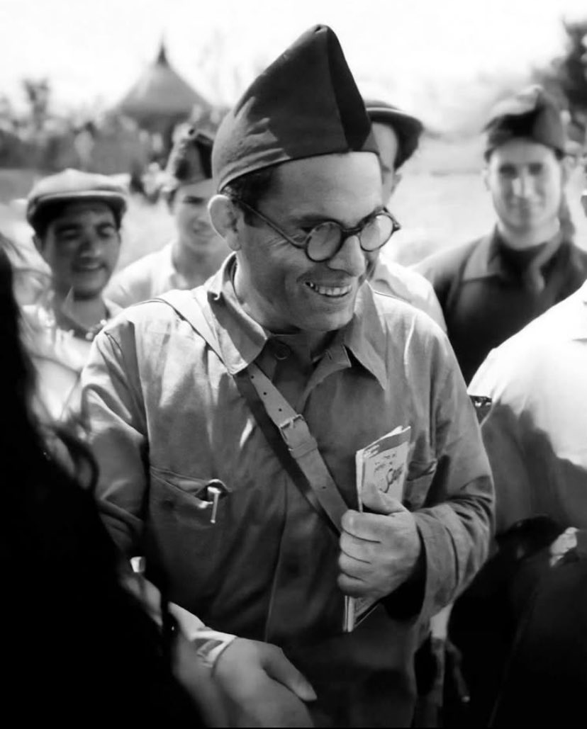 ArteYAnarquia's tweet image. “Por allí viene Durruti, sin carroza y sin dinero/
saludando a todo el mundo, campesino y jornalero/
por allí viene Durruti con las tablas de la ley/
pa’ que sepan los obreros que no hay patria, Dios ni rey”

 -Por allí viene Durruti - Chicho Sánchez Ferlosio