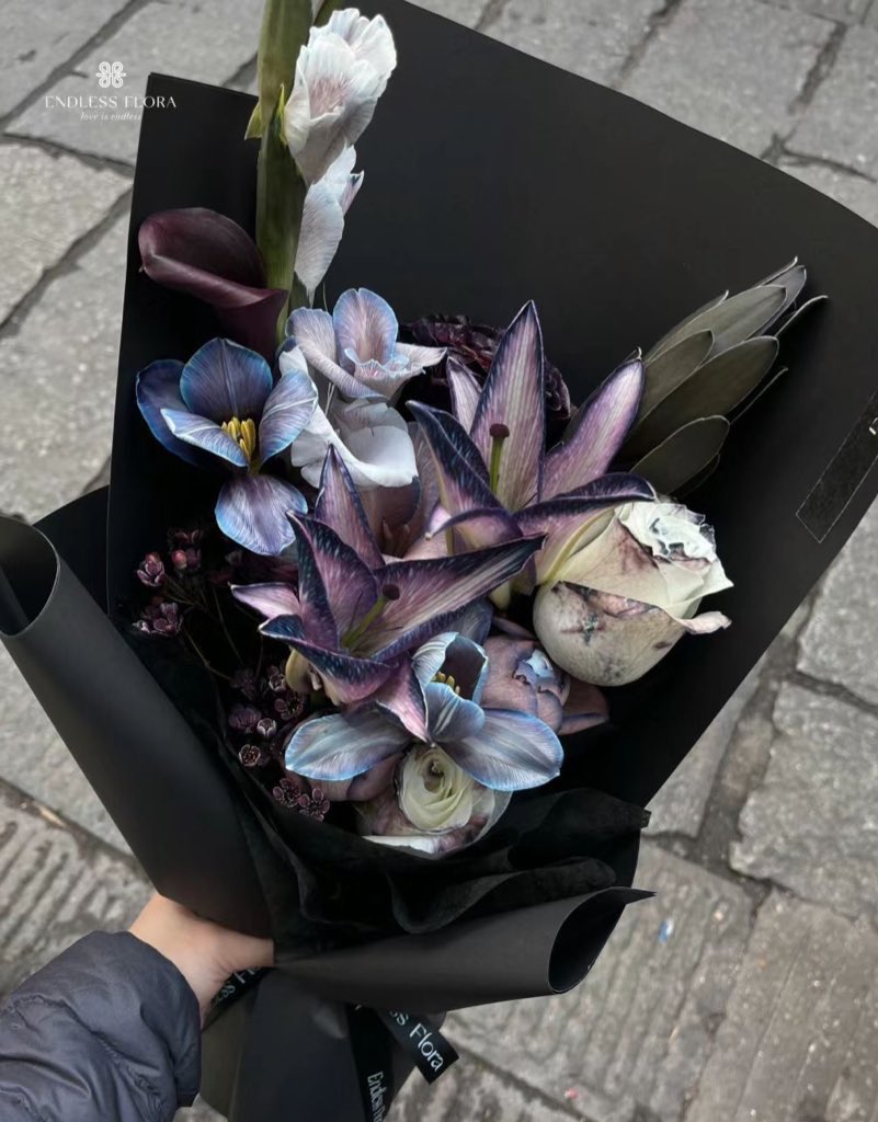 heart_jpg's tweet image. dark flower bouquet