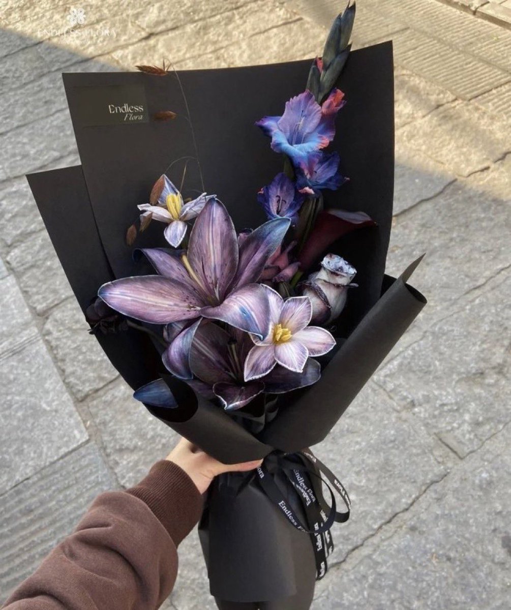 heart_jpg's tweet image. dark flower bouquet