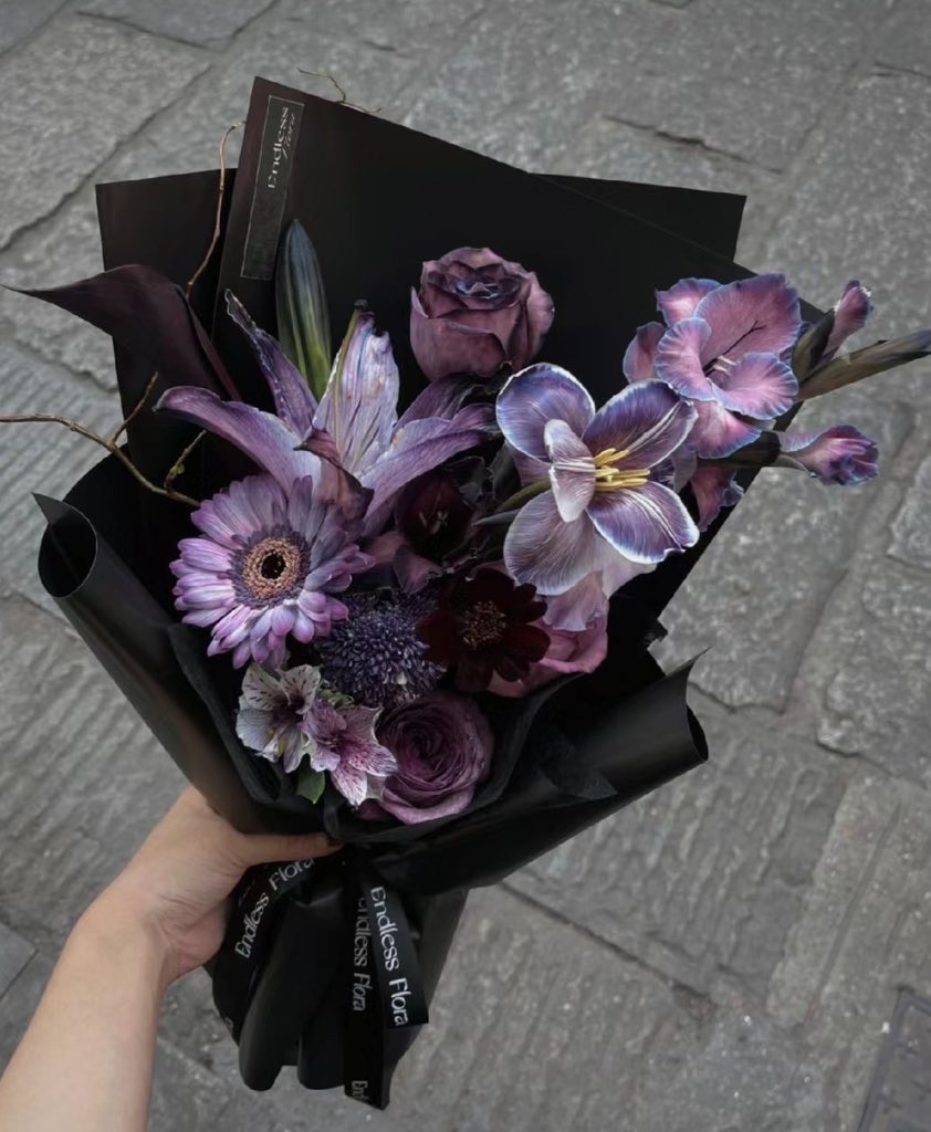 heart_jpg's tweet image. dark flower bouquet