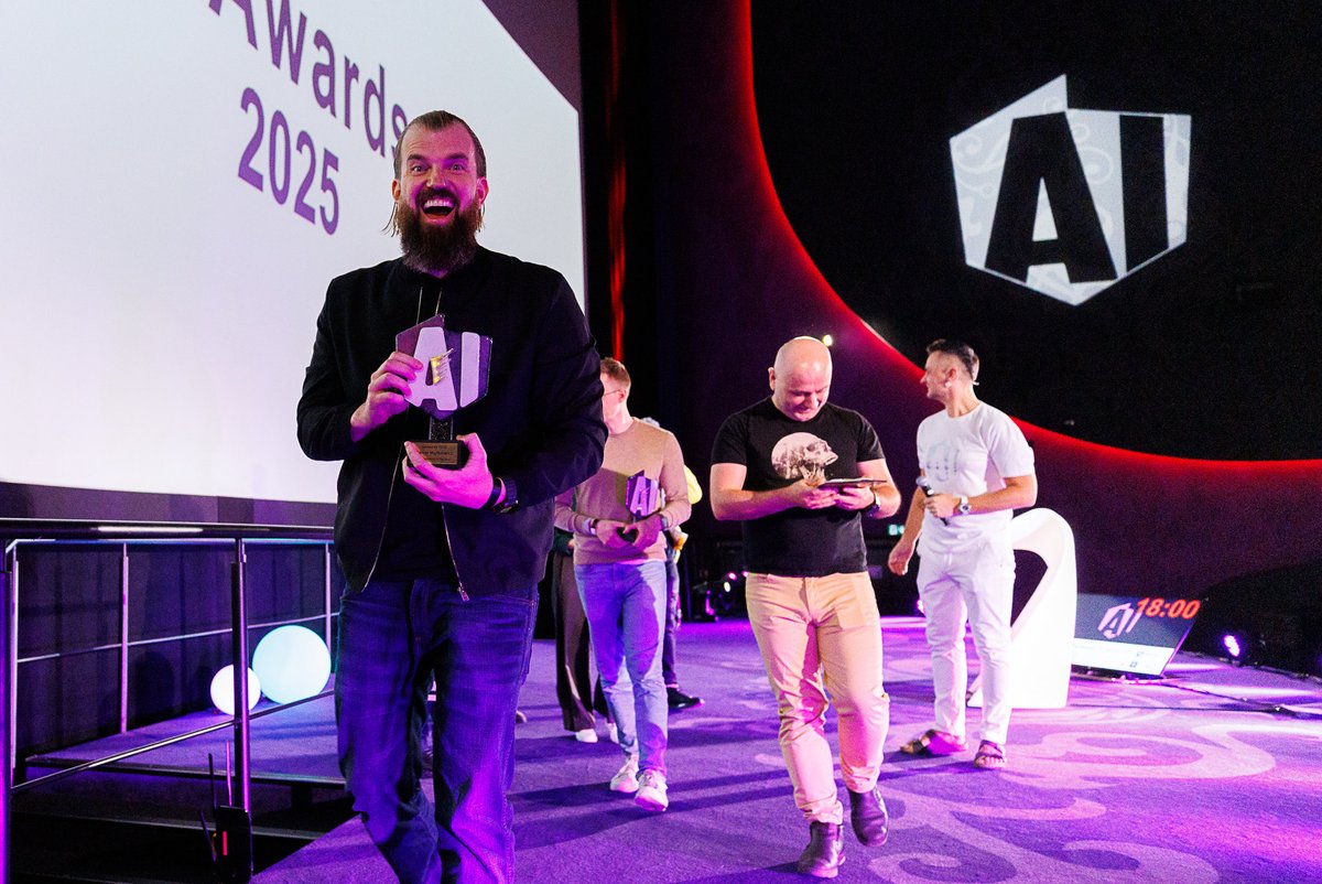 Celebrating the winners of this year’s AI AWARDS at AI Poland Conference:
<a href="/MartinMarkiewic/">Martin Markiewicz</a> – AI Personality of the Year
His expertise, knowledge, and influence in the AI industry deserve the highest recognition. #aiPolandConf