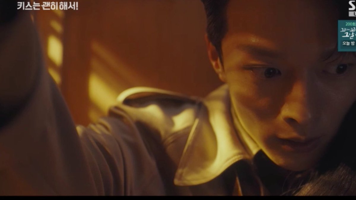 detailsedts's tweet image. The tension in that scene between Jihyeok and Darim is simply insane. The two stared at each other without looking away, gazing at each other&apos;s lips, wanting to kiss.

#DynamiteKiss #DynamiteKissEp4
#JangKiyong #AhnEunJin