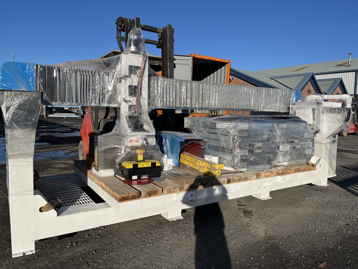 It’s been a week of ins and outs here at Accurite. On Monday we delivered another one of our brand new Accurite Easy 650 5-Axis CNC machines to our customer in West London.

Whilst today, we then received another delivery of machine from  our trusted overseas supplier.