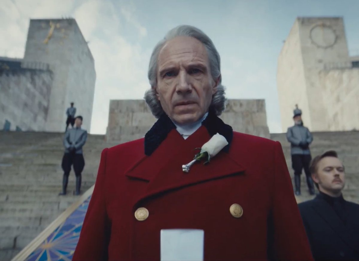 DiscussingFilm's tweet image. First look at Ralph Fiennes as President Snow in ‘THE HUNGER GAMES: SUNRISE ON THE REAPING’