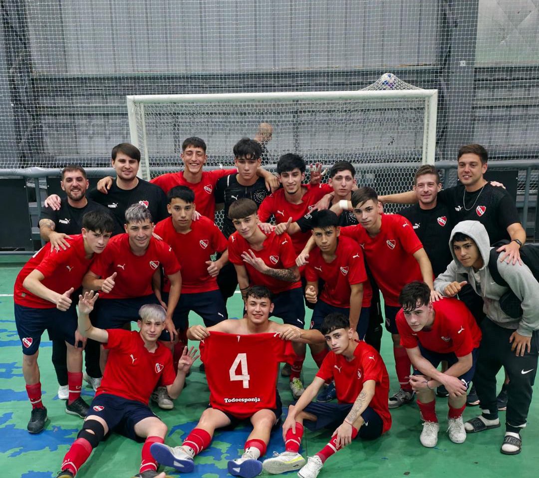 futsalcai's tweet photo. ¡Inferiores en Semifinales! 🔥

Como visitante, la 4ta venció a Kimberley por 4 a 1 en el partido de vuelta de los playoff. 

Por su parte, la 5ta hizo lo propio con San Lorenzo en el Polideportivo R. Pando, imponiéndose por 1 a 0.

¡A SEGUIR POR ESTE CAMINO!

#TodoRojo 🔴 https://t.co/6YZi1F7bGd