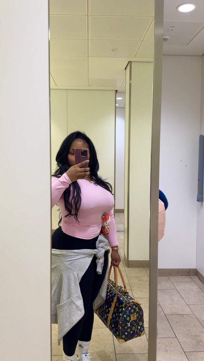 paintedbyesthr's tweet image. I 🩷the airport lmao take me awayyy 🎶