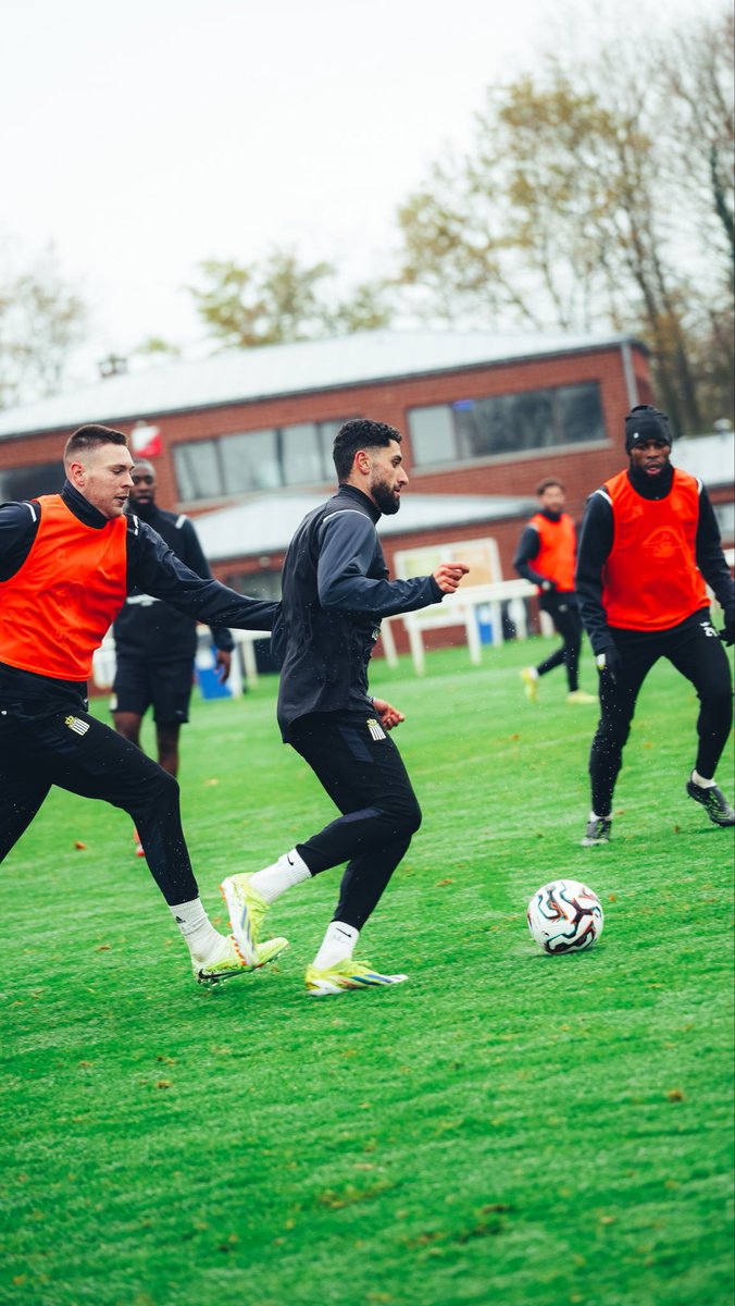 SportCharleroi's tweet image. Le travail continue et s’intensifie avant notre déplacement à Bruges.💥

#RCSC #NapoleonScore ⚫️⚪️