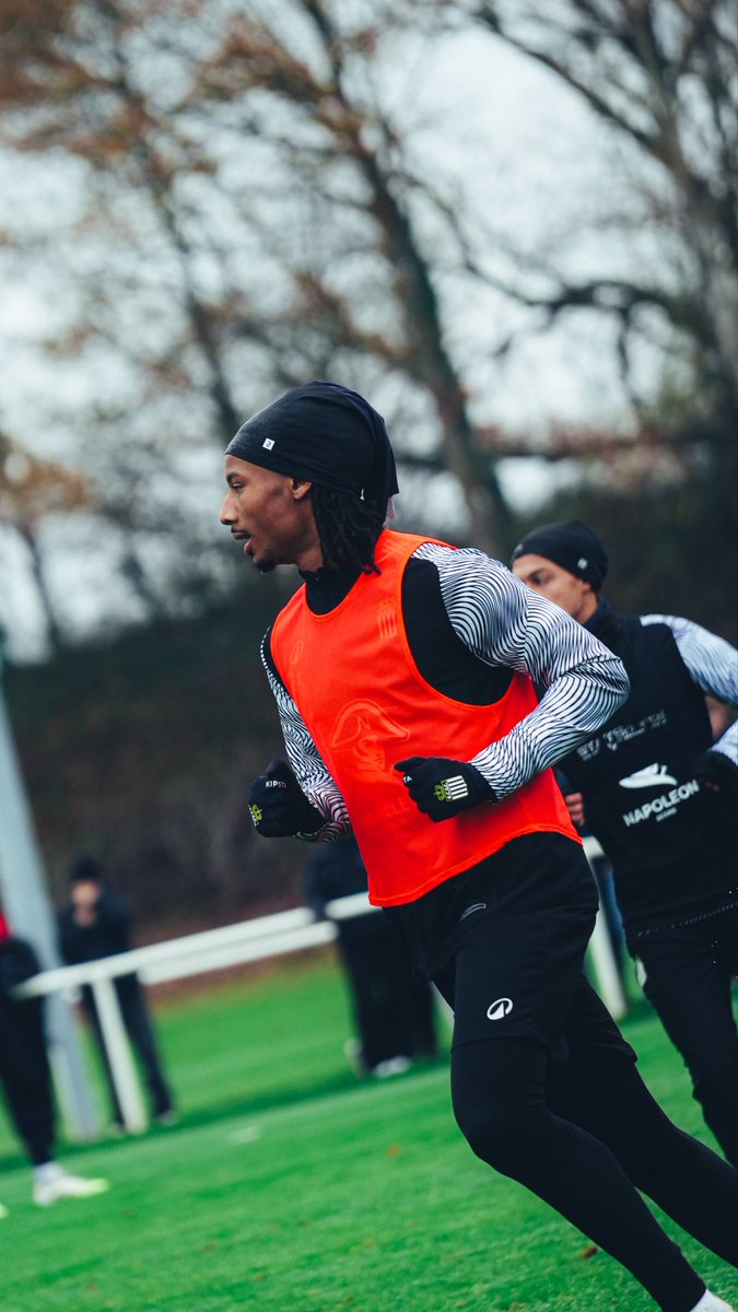 SportCharleroi's tweet image. Le travail continue et s’intensifie avant notre déplacement à Bruges.💥

#RCSC #NapoleonScore ⚫️⚪️