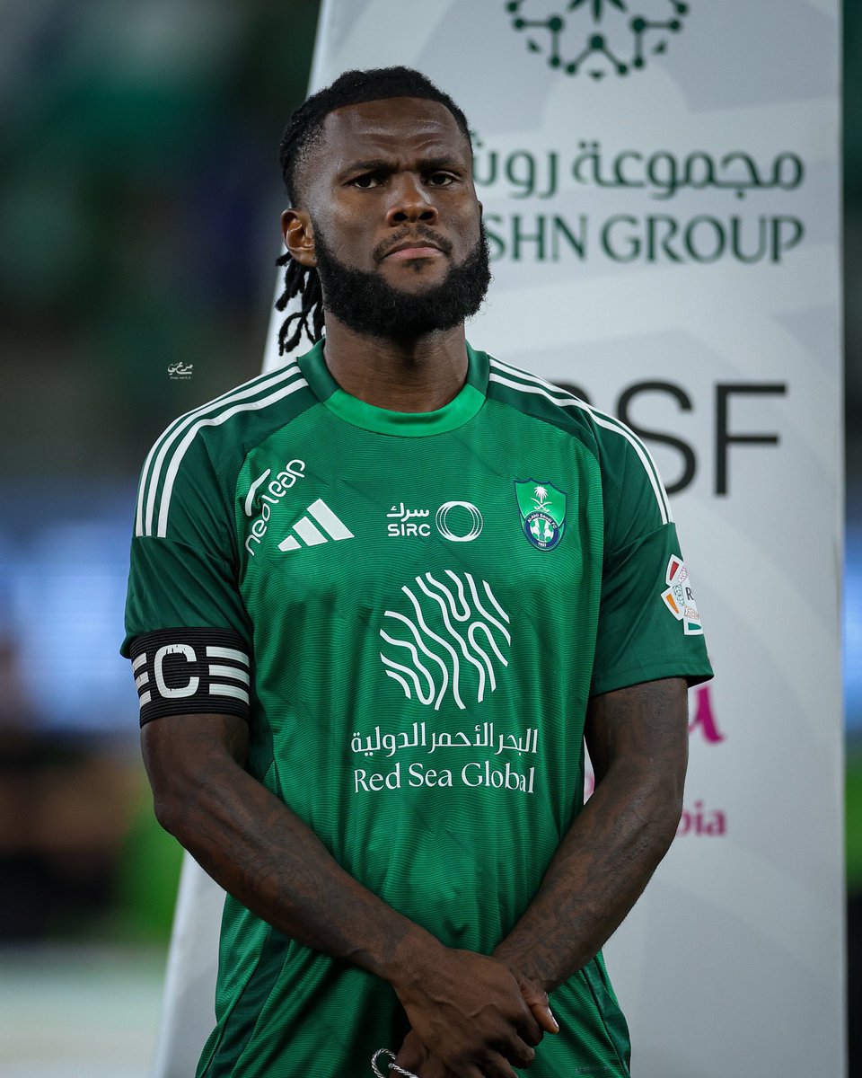 والله اذا خبر تجديد عقده صحيح انه شيء يغبن اللاعب منتهي ولا هو قادر يعطي أكثر من اللي قدمه كيف تجدد عقده وتدبس النادي فيه ويبقى عاله ما نقدر نغيره أول غلطات المدير الرياضي روي بيدرو انه جدد معه