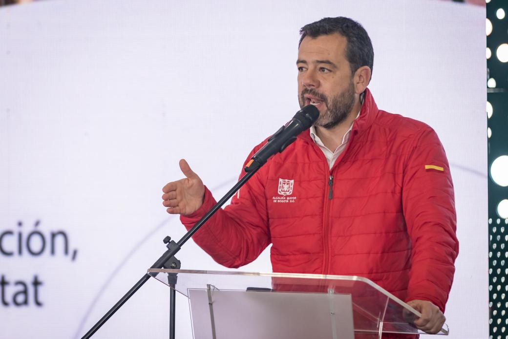 Bogota's tweet image. Hoy el alcalde @CarlosFGalan anunció el nuevo rol de @TransMilenio como desarrollador urbano e inmobiliario. Un esquema con el que se busca impulsar proyectos de vivienda, nuevos espacios públicos y actividades económicas alrededor de los corredores del transporte público.