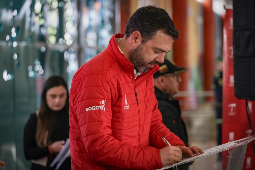 Bogota's tweet image. Hoy el alcalde @CarlosFGalan anunció el nuevo rol de @TransMilenio como desarrollador urbano e inmobiliario. Un esquema con el que se busca impulsar proyectos de vivienda, nuevos espacios públicos y actividades económicas alrededor de los corredores del transporte público.