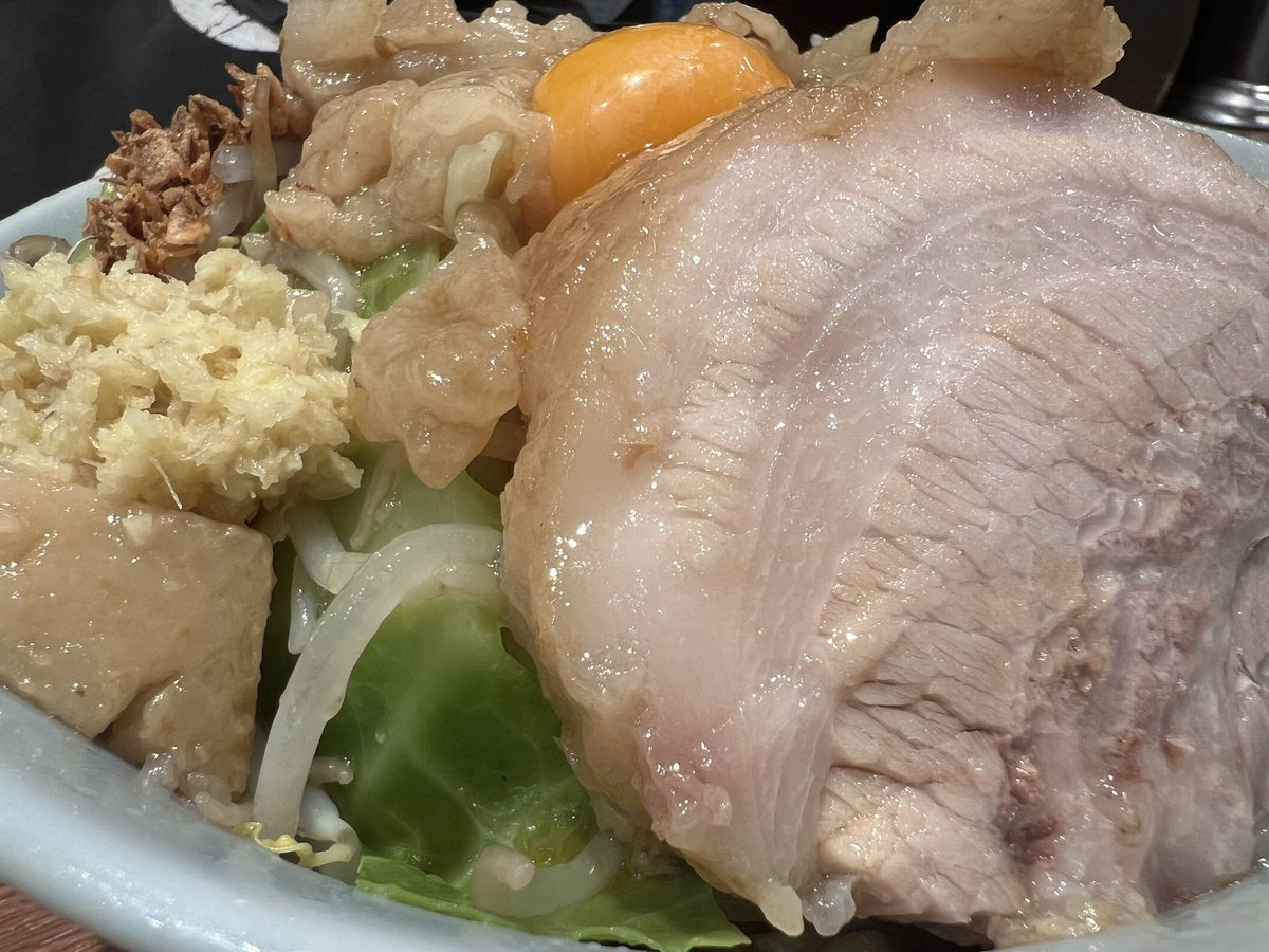 nekoh_tsuri's tweet image. 二郎系ラーメン
汁なし
うずら
にんにくヤサイあぶらマシ生姜
見てくださいこのチャーシュー！！
味濃くなくて素材を楽しめました！
でも、ガツンと二郎系で大満足👍
 #二郎系  #健康増進