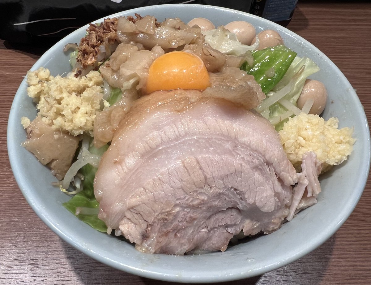 nekoh_tsuri's tweet image. 二郎系ラーメン
汁なし
うずら
にんにくヤサイあぶらマシ生姜
見てくださいこのチャーシュー！！
味濃くなくて素材を楽しめました！
でも、ガツンと二郎系で大満足👍
 #二郎系  #健康増進