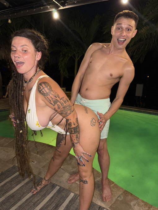 Look who i ran into in florida 🤭😍 @JohnnyLovexxx   Can you guess what happened next 😏 https://t.co/6<a class="tags" href="/tag/johnnylovexxx">@johnnylovexxx</a><a href="/tag/newprofilepic"class="tags"><span>#newprofilepic</span></a>