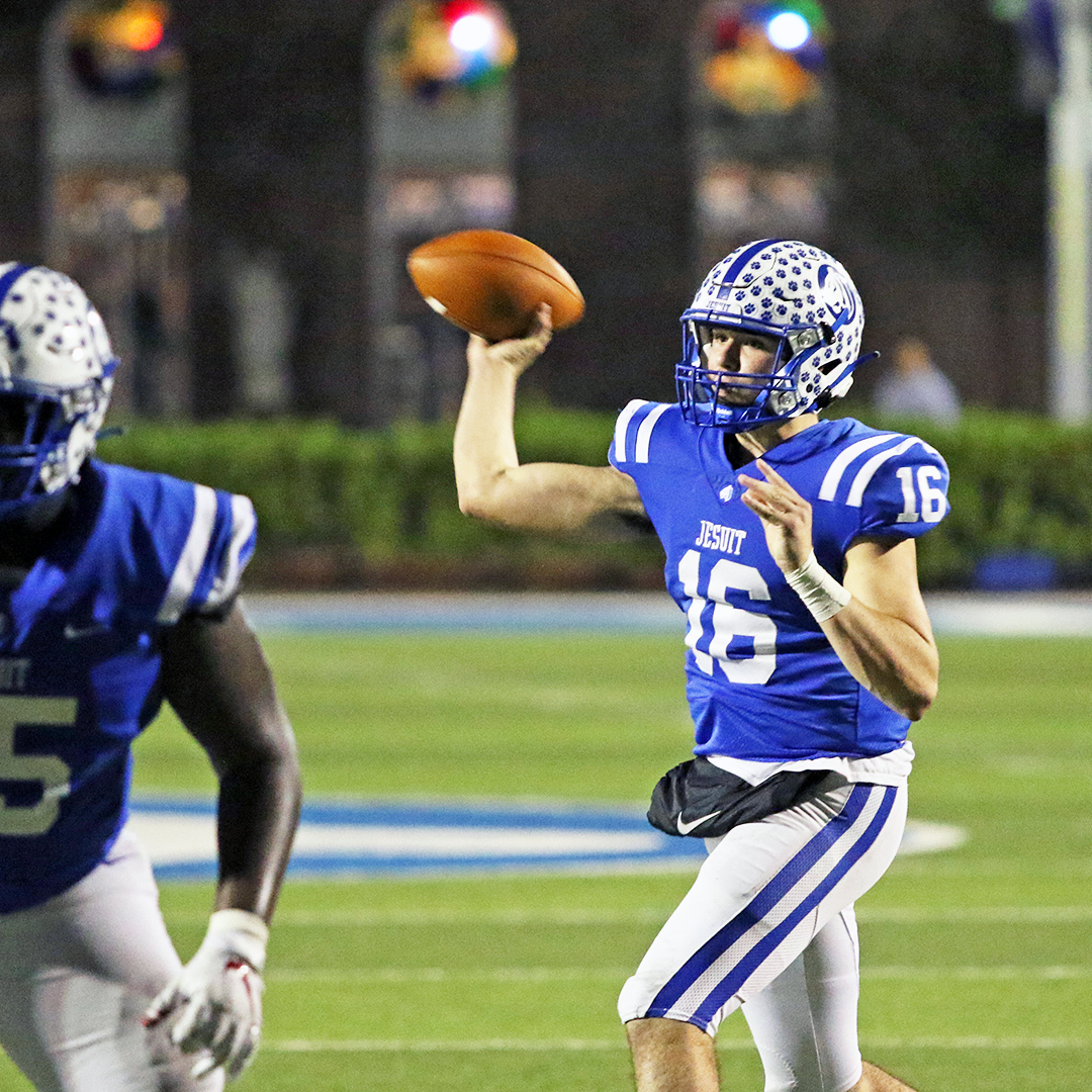 JesuitTigers_FB's tweet photo. Awesome feature in the @MiamiHerald about #JesuitLegend Joe Pesansky '21, who was 14-1 as Jesuit's QB in 2020, is undefeated as @FIUFootball starting QB, and has the Panthers on the cusp of a bowl for the first time since 2019.

#AMDG #GoTigers #JesuitFootball https://t.co/hUKCv92tz1