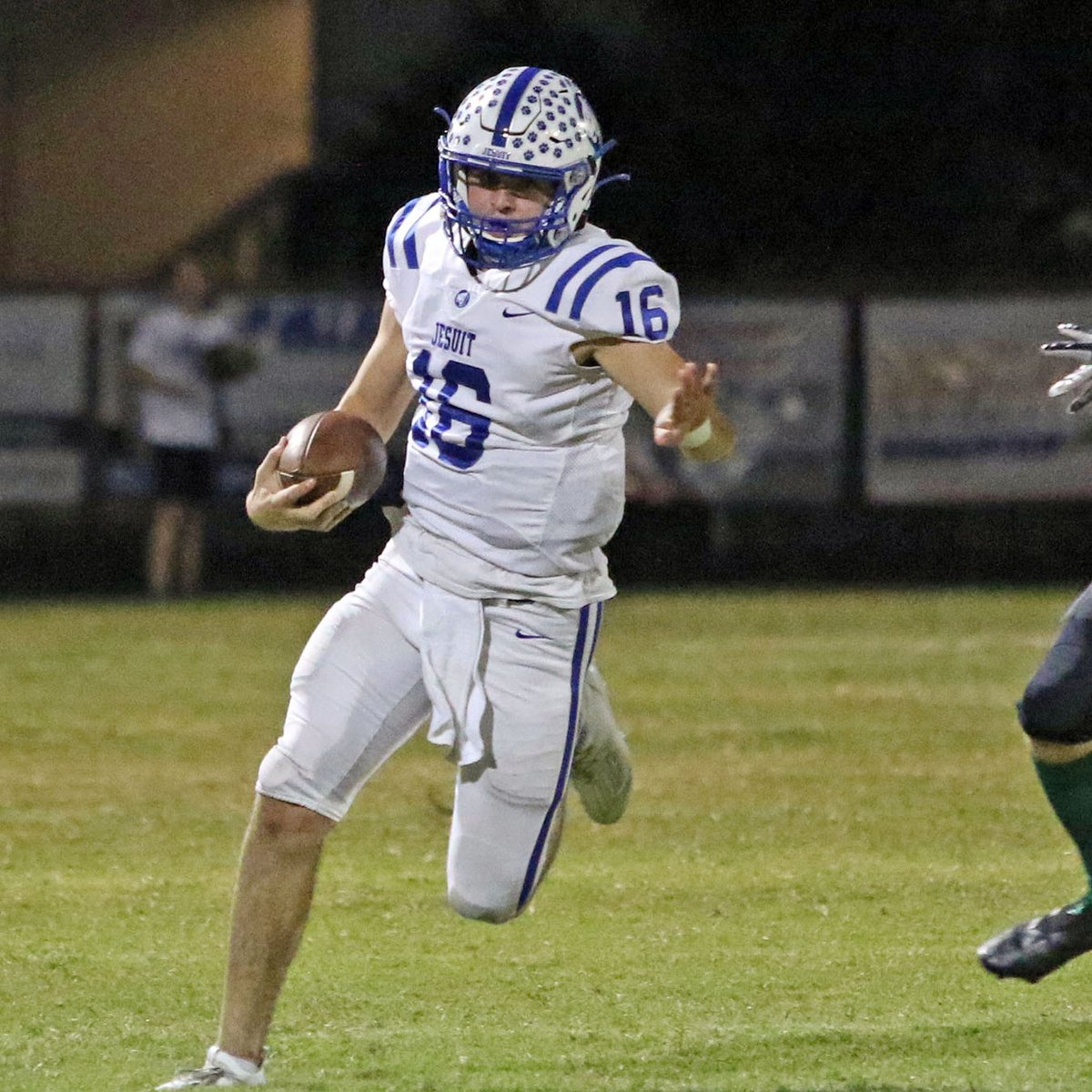 JesuitTigers_FB's tweet photo. Awesome feature in the @MiamiHerald about #JesuitLegend Joe Pesansky '21, who was 14-1 as Jesuit's QB in 2020, is undefeated as @FIUFootball starting QB, and has the Panthers on the cusp of a bowl for the first time since 2019.

#AMDG #GoTigers #JesuitFootball https://t.co/hUKCv92tz1