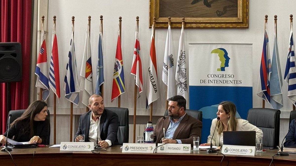 Al comienzo de la séptima sesión plenaria del <a href="/cintendentesuy/">Congreso de Intendentes</a> se recibe al Ministro (I) de Vivienda y Ordenamiento Territorial <a href="/chdica/">Christian Di Candia</a> acompañado por autoridades del ministerio para presentar avances en temas de desarrollo urbano, ordenamiento territorial y acceso a la vivienda.