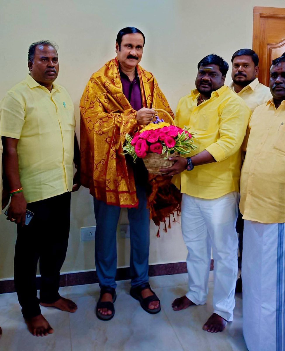 தமிழக வாழ்வுரிமை கட்சியின் மாநில இளைஞர் சங்க செயலாளர் கள்ளிப்பட்டு ஆறுமுகம் தன்னை பாமகவில் இணைத்துக்கொண்டார்