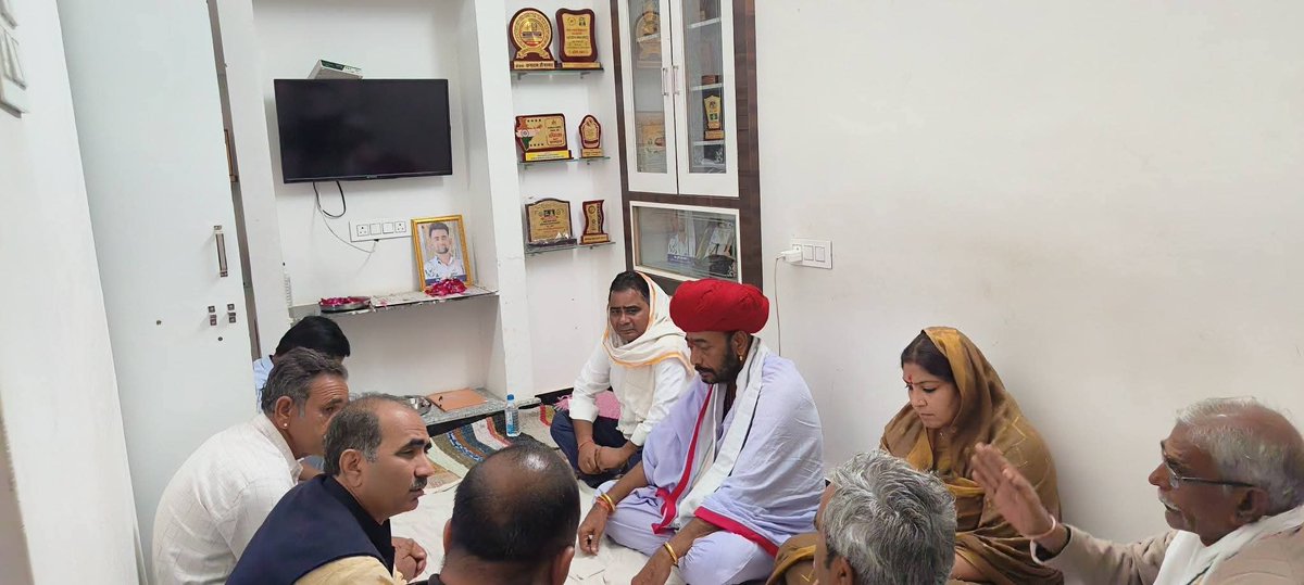 otaramjidewasi's tweet photo. श्री सुरेश मेघवाल, मंडल उपाध्यक्ष, भाजपा पोसालिया मंडल, के शिवगंज सड़क हादसे में आकस्मिक देहांत की दुःखद सूचना से मन अत्यंत व्यथित है।

आज शोकाकुल परिवार से मिलकर अपनी संवेदनाएँ प्रकट की एवं सांत्वना दी।
@BJP4Rajasthan @madanrrathore https://t.co/5yD83OR9AR