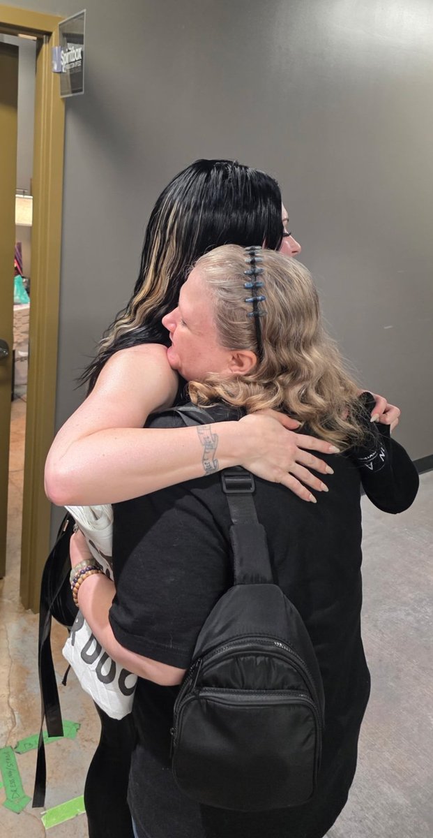 ElectricCross27's tweet photo. I can't even begin to describe how incredibly special last night was for me❣️ @spiritboxband  was absolutely amazing as always 😍 Thank you so very much @corklezlaplante for meeting me &amp; being so kind! It really did mean the world to me 🥰 https://t.co/L4g9cPzAGy